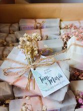 Cargar imagen en el visor de la galería, Jabón en papel vegetal y flor de novia
