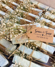 Cargar imagen en el visor de la galería, Jabón con flor paniculata