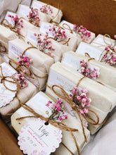 Cargar imagen en el visor de la galería, Jabón en papel vegetal y flor de novia