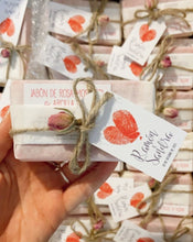 Cargar imagen en el visor de la galería, Jabón con papel vegetal