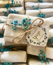 Cargar imagen en el visor de la galería, Jabón en papel vegetal y flor de novia