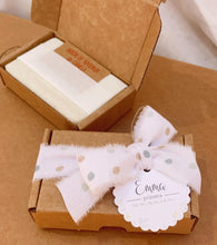 Cargar imagen en el visor de la galería, Jabón en caja y lazo