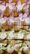 Cargar imagen en el visor de la galería, Jabón en caja y lazo