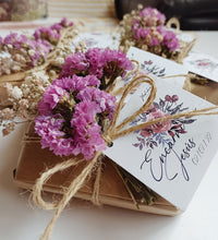 Cargar imagen en el visor de la galería, Jabón en papel craft y flores