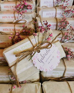 Jabón en papel vegetal y flor de novia