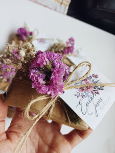 Jabón en papel craft y flores